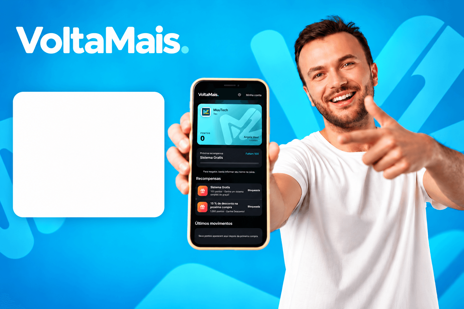 Cliente sorrindo mostra no celular a carteira VoltaMais com os pontos e as recompensas da loja